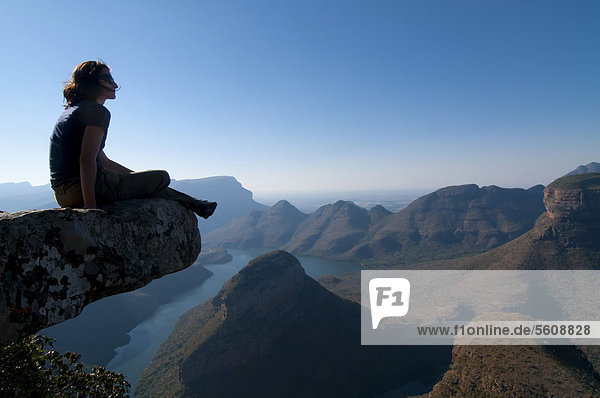 Frau mit Aussicht auf Blyde River Canyon  Mpumalanga  Südafrika  Afrika