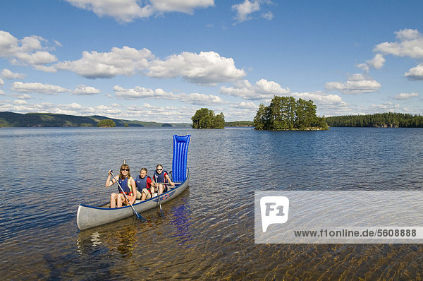 Familie im Kanu auf einem See bei Bengtsfors  Dalsland  Schweden  Europa