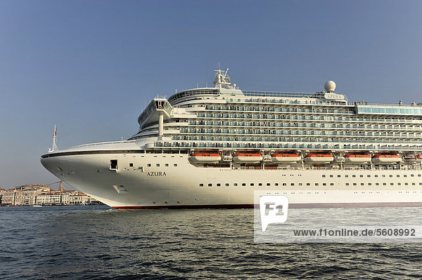 Kreuzfahrtschiff Azura  Baujahr 2010  290m  3100 Passagiere  beim Einlaufen in den Hafen von Venedig  Venetien  Italien  Europa