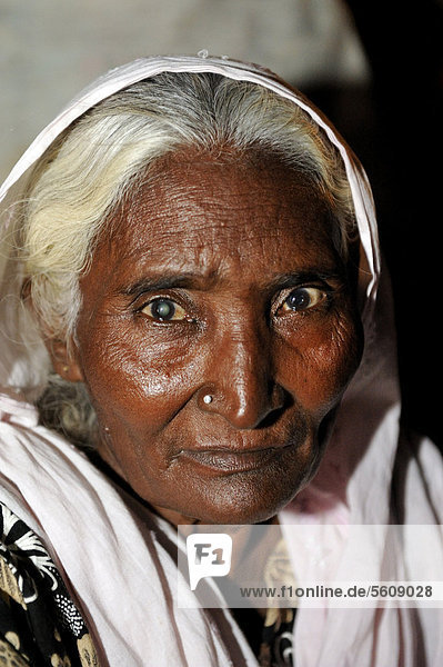 Portrait einer alten  am grauen Star erkrankten Frau  Lahore  Punjab  Pakistan  Asien