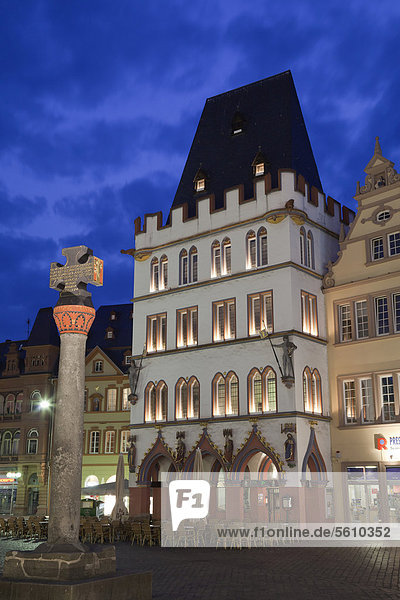 Marktkreuz und Restaurant  beleuchtet bei Nacht  Steipe  Trier  Rheinland-Pfalz  Deutschland  Europa