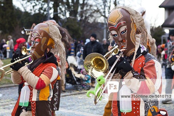 Guggenmusik als Aborigines Ureinwohner von Australien beim 35. Motteri-Umzug in Malters  Luzern  Schweiz  Europa
