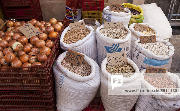 Onions  dried legumes  weekly market  Sineu  Majorca  Balearic Islands  Spain  Europe