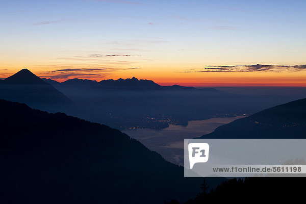 Abendrot über dem Thuner See  Blick von der Schynige Platte  Berner Oberland  Schweiz  Europa