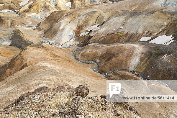 Kleiner Fluss fließt durch die bunten Hügel und farbigen Rhyolith-Berge des Gletschers und Geothermalgebietes Kerlingarfjöll im Inneren des Hochlandes von Island  Europa
