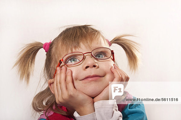 5jähriges Mädchen mit Zöpfen und Brille