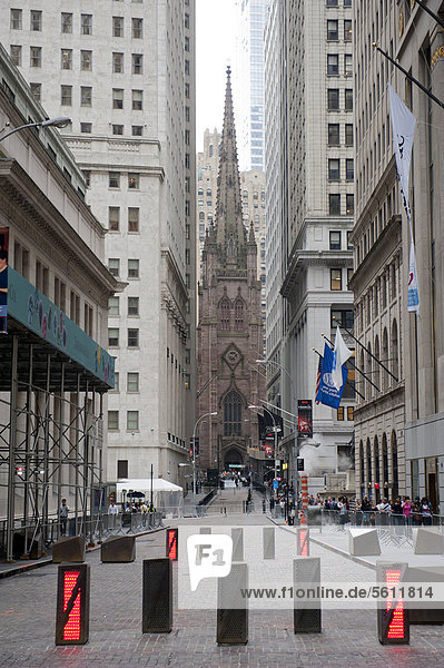 Absperrung  Blick durch die gesperrte Wall Street auf die Trinity Church  Financial District  Lower Manhattan  New York City  USA  Nordamerika  Amerika
