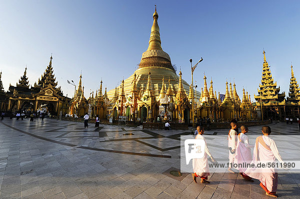 Nonnen und Touristen bei der Shwedagon Pagode in Yangon Myanmar Birma Südostasien Asien