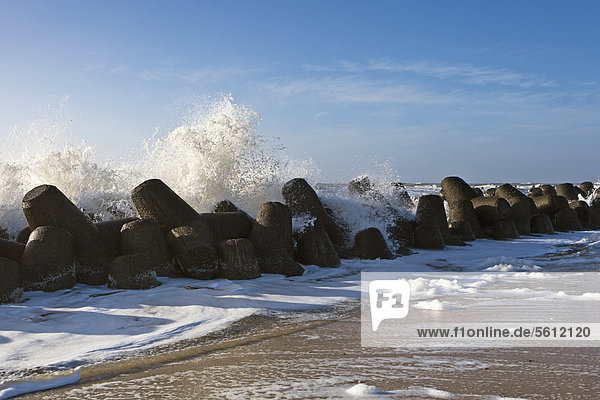 Brandung und Tetrapoden  Hörnum  Sylt  Schleswig-Holstein  Deutschland  Europa