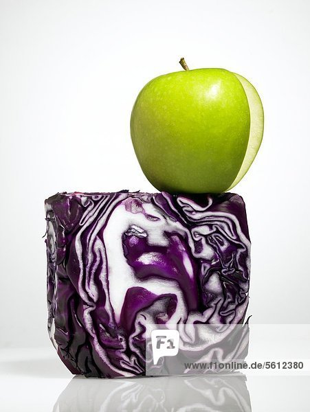 Cubical red cabbage and apple