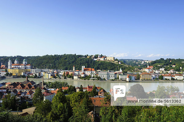 Passau  Blick über den Inn mit Dom St. Stephan  Kirche St. Michael und Veste Oberhaus  Niederbayern  Bayern  Deutschland  Europa  ÖffentlicherGrund