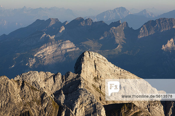 Der Nädliger Gipfel im Alpstein mit Blickrichtung Alviergruppe und Pizol am Abend  Appenzell Ausserrhoden  Schweiz  Europa  ÖffentlicherGrund