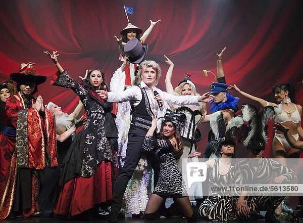 Der niederländische Zauberkünstler Hans Klok mit seinen Mitarbeitern auf der Bühne  The Houdini Experience  Peacock Theatre  London  England  Großbritannien  Europa