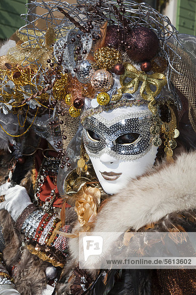 Maskierte Frau mit Weihnachtsschmuck auf dem Kopf  Karneval in Venedig  Venetien  Italien  Europa