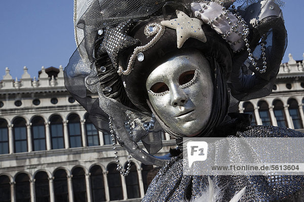 Maskierte Frau auf dem Markusplatz  während dem Karneval in Venedig  Venetien  Italien  Europa