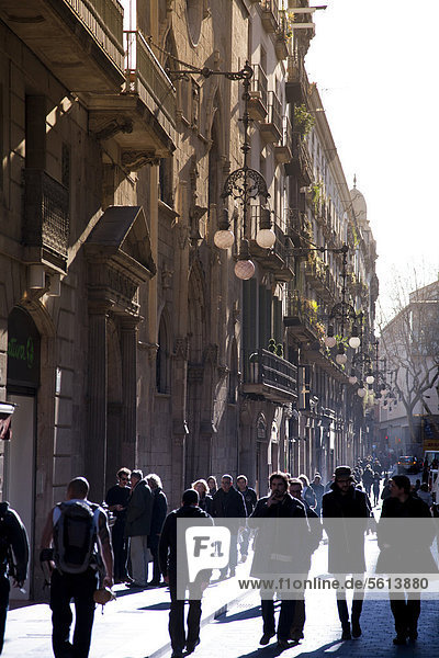 Straße im Gotischen Viertel  Innenstadt von Barcelona  Katalonien  Spanien  Europa