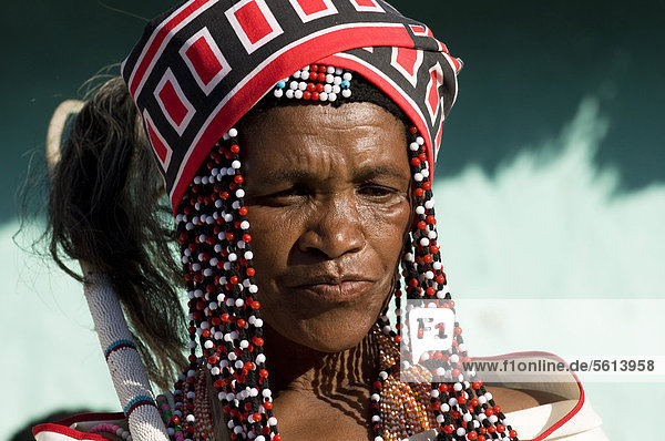 Traditionell gekleidete Xhosa Frau  Porträt  beim Sangoma oder Zauberdoktor-Fest  Wildcoast  Ostkap  Südafrika  Afrika