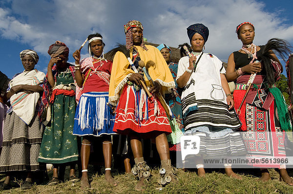 Traditionell gekleidete Xhosa  beim Sangoma oder Zauberdoktor-Fest  Wildcoast  Ostkap  Südafrika  Afrika