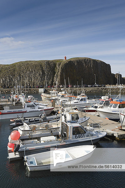 Boote im Hafen von StykkishÛlmur  Island  Nordeuropa  Europa