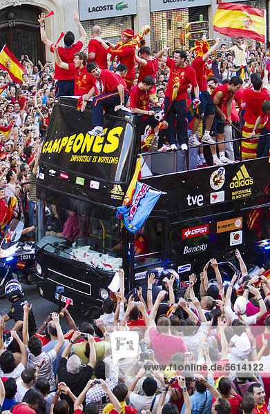 Spanish supporters and fans welcome Spanish first time World Champion football team  2010 FIFA World Cup Final  Madrid  Spain  Europe