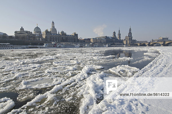 Die fast zugefrorene Elbe  ein seltenes Phänomen  das einen spektakulären Blick auf die Stadt verleiht  Dresden  Sachsen  Deutschland  Europa