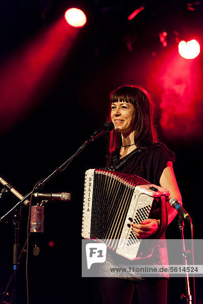 Die kanadische Singer-Songwriterin Wendy McNeill  live in der Schüür  Luzern  Schweiz  Europa