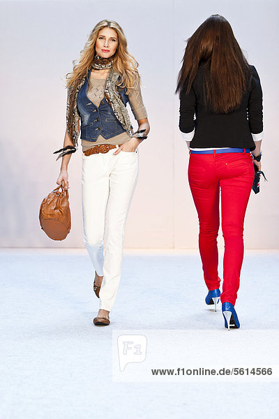 Junge Frau Model performt bei der Frühlings- und Sommer-Modeschau 2012 im Pilatusmarkt in Kriens Luzern Schweiz Europa