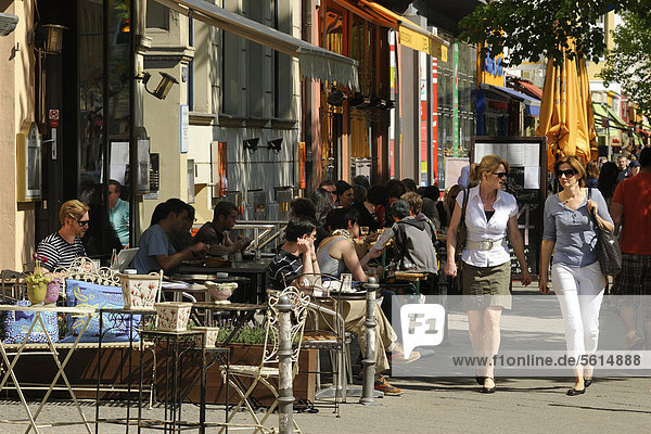 StraßencafÈs  Restaurants  Läden und Spaziergänger in der Bergmannstraße  der beliebten Flaniermeile in Kreuzberg  Berlin  Deutschland  Europa