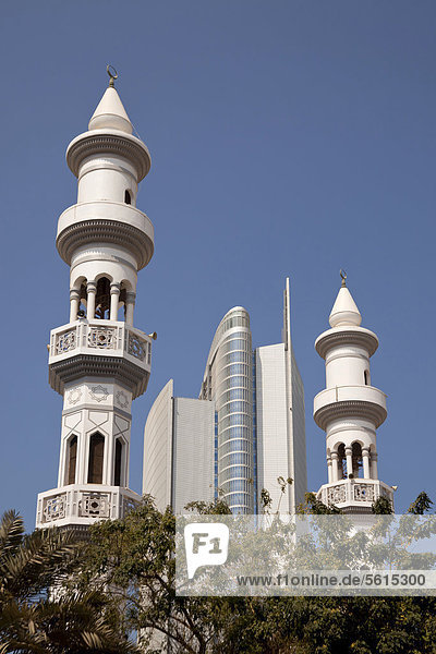 Minarette und moderne Hochhäuser in Abu Dhabi  Vereinigte Arabische Emirate  Asien