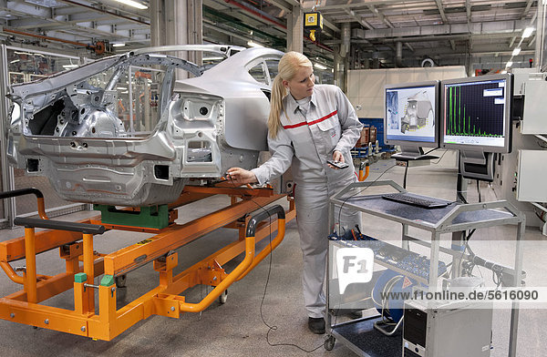 Eine Audi-Mitarbeiterin kontrolliert mittels eines Sensors die von Robotern gesetzten Schweißpunkte an einer Karosserie  im Audi-Werk Ingolstadt  Bayern  Deutschland  Europa