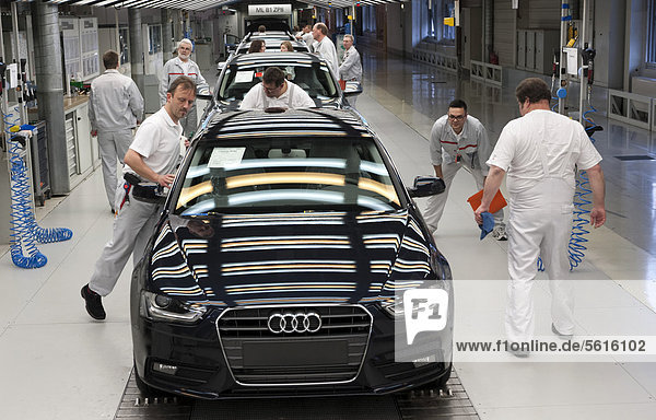 Ein Audi A4 Avant steht auf der Endabnahme-Linie für Fahrzeuge des Typs Audi A4 Avant und Q5  die dreifarbigen Leuchtstoffröhren dienen der Kontrolle der Fahrzeugoberflächen  im Audi-Werk Ingolstadt  Bayern  Deutschland  Europa