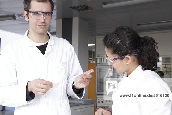 Wissenschaftler und Wissenschaftlerin im Labor