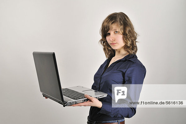 Junge Frau  20 Jahre  mit Laptop