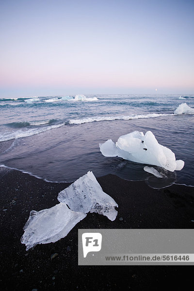 Große Eisstücke am Strand  Jokulsarlon-Gletscherlagune  Island