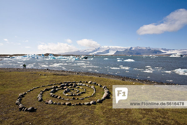Steine im Spiralmuster neben der Jokulsarlon-Gletscherlagune  Island