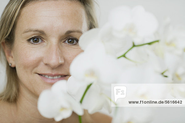 Frau mit frischen Blumen  Portrait