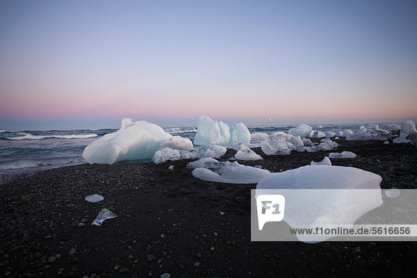 Große Eisstücke am Strand  Jokulsarlon-Gletscherlagune  Island
