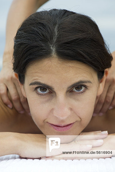 Frau bekommt eine Massage  Porträt