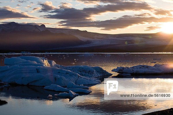 Sonnenuntergang über der Jokulsarlon Gletscherlagune  Island