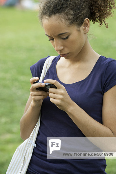 Junge Frau SMS mit Handy