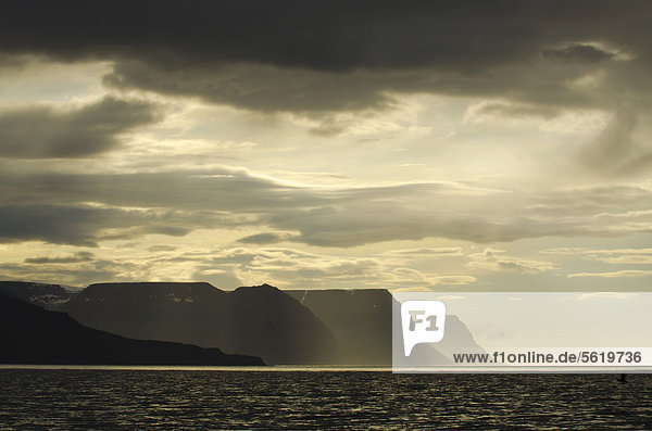 Landschaft im Abendlicht  Fjord Õsafjar_ardj_p  Isafjardardjup  Westfjorde  Island  Europa