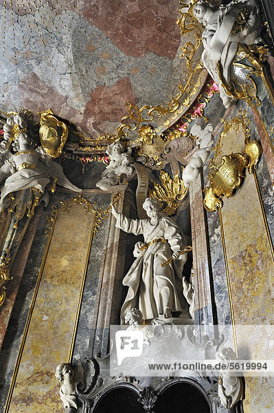 Petrus mit Schlüsseln  Heiligenfigur in der spätbarocken Asamkirche  offiziell St.-Johann-Nepomuk-Kirche  von 1733 - 1746 von den Brüdern Asam errichtet  Sendlinger Straße  München  Bayern  Deutschland  Europa