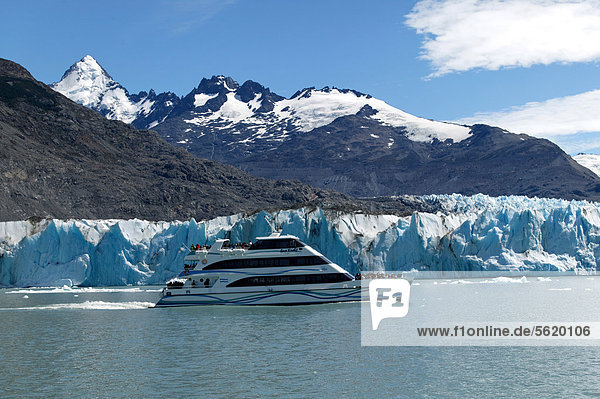 Ausflugsschiff auf dem Lago Argentino vor dem Upsala Gletscher  Nationalpark Los Glaciares  UNESCO Weltkulturerbe  Gebirgskette  Provinz Santa Cruz  Patagonien  Argentinien  Südamerika