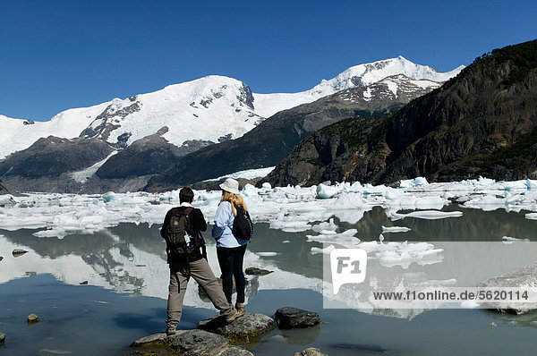 Hikers at Lago Onelli  Cordillera  Los Glaciares National Park  UNESCO World Heritage Site  Santa Cruz province  Patagonia  Argentina  South America