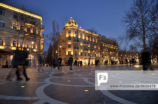 Straßenszene auf dem beleuchteten Brunnenplatz in der Altstadt von Baku  Unesco Welterbe  Aserbaidschan  Kaukasus  Vorderasien