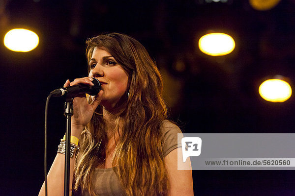 Die Schweizer Singer-Songwriterin Estella Benedetti  live in der Schüür  Luzern  Schweiz  Europa