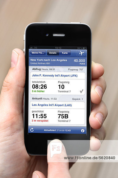Iphone  Smartphone  App auf dem Display  Flughafeninformationen über Abflug  Ankunft  Verbindungen
