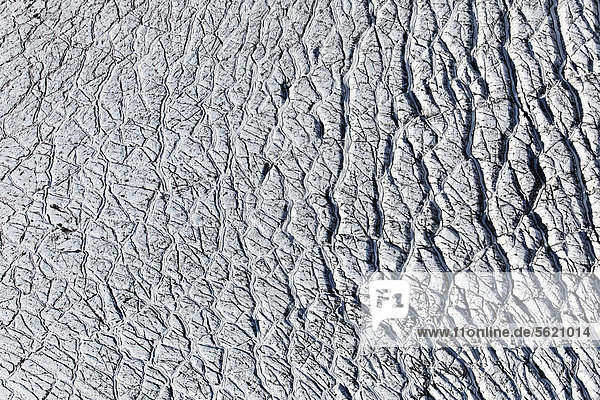 Luftaufnahme  Strukturen  Linien aus Vulkanasche  Lava und Gletscherspalten im Eis und Schnee des Vatnajökull Gletschers  Island  Europa