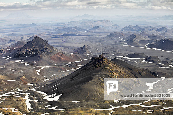 Luftaufnahme der Berge und wüstenhaften Landschaft Odathahraun  “d·_ahraun  im nördlichen Hochland  westlich des Gletschers Vatnajökull  Island  Europa