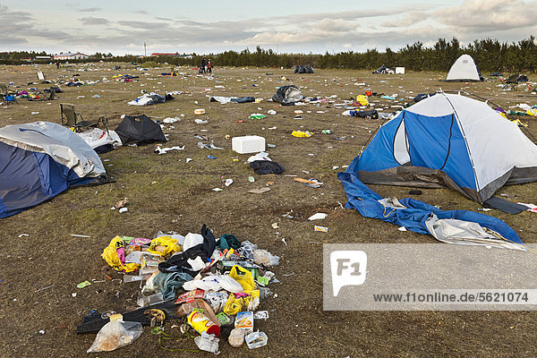Felsbrocken  Europa  Mensch  Menschen  Gerät  camping  Zelt  Verschwendung  jung  Vernichtung  Wohnsiedlung  Island  Klassisches Konzert  Klassik  zerbrochen  Konzert
